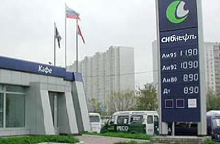 Смольный формально торгует заправками