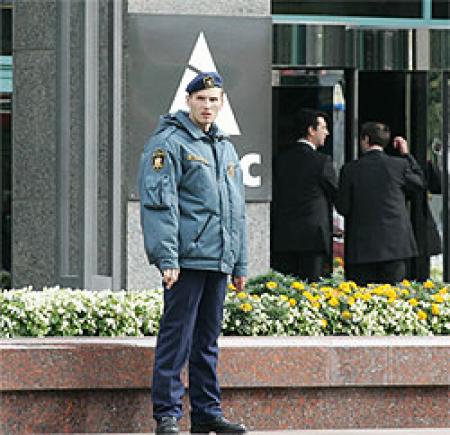 ЮКОС сдаёт Москву